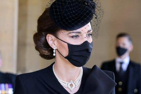 Herzogin Kate trug zur Beerdigung von Prinz Philip eine besondere Halskette. Herzogin Kate trug zur Beerdigung von Prinz Philip eine besondere Halskette.