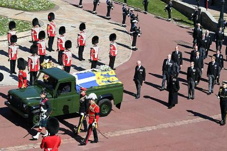 Prinz Philips Sarg wurde in einem eigens umgebauten Land Rover zur St.-Georgs-Kapelle gefahren. Prinz Philips Sarg wurde in einem eigens umgebauten Land Rover zur St.-Georgs-Kapelle gefahren.