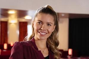 Victoria Swarovski als Tanzlehrerin Mia in "Das Traumschiff: Malediven/Thaa Atoll"