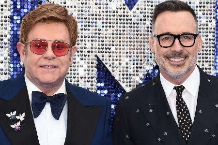 Elton John begrüßte gemeinsam mit Ehemann David Furnish virtuell seine Gäste. Elton John begrüßte gemeinsam mit Ehemann David Furnish virtuell seine Gäste.