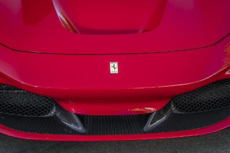 Besonders eindrucksvoll: Die schwungvolle Aerodynamik der Front.