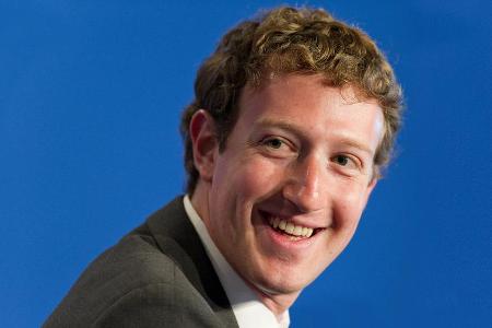 Mark Zuckerberg kann über sich selbst lachen. Mark Zuckerberg kann über sich selbst lachen.