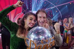 Ekaterina Leonova und Ingolf Lück mit dem "Let's Dance"-Pokal