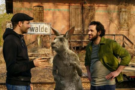 Marc-Uwe Kling (Regie, li.) mit dem Känguru (Das Känguru) und Dimitrij Schaad (Marc-Uwe) am Filmset von 