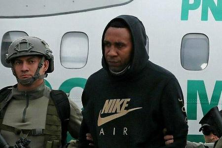 Der ehemalige kolumbianische Fußballstar Jhon Viáfara bei seiner Verhaftung durch kolumbianische Spezialkräfte. Der ehemalige kolumbianische Fußballstar Jhon Viáfara bei seiner Verhaftung durch kolumbianische Spezialkräfte.