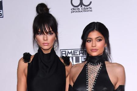 Kendall Jenners (l.) Stalker wurde vor dem Haus ihrer Schwester Kylie Jenner festgenommen. Kendall Jenners (l.) Stalker wurde vor dem Haus ihrer Schwester Kylie Jenner festgenommen.