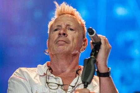 John Lydon kümmert sich rund um die Uhr um seine Frau. John Lydon kümmert sich rund um die Uhr um seine Frau.