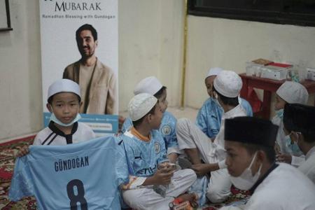 Gündogan unterstützt Bedürftige in Indonesien Gündogan unterstützt Bedürftige in Indonesien