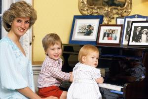 "Prinzessin Dianas gefährliches Erbe": Prinzessin Diana mit ihren Söhnen, Prinz William und Prinz Harry (r.), beim Musizieren.