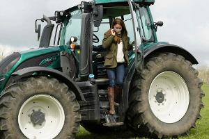 Herzogin Kate nach ihrer Probefahrt mit einem Traktor
