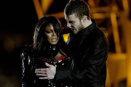Janet Jackson und Justin Timberlake beim Super Bowl 2004. Janet Jackson und Justin Timberlake beim Super Bowl 2004.