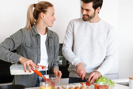 Eier und Gemüse übrig? Aus wenigen Zutaten entsteht ein leckeres Omelette. Eier und Gemüse übrig? Aus wenigen Zutaten entsteht ein leckeres Omelette.