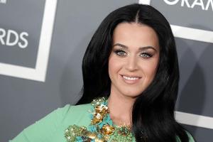Katy Perry kann sich nicht ganz von ihrem alten Signature-Look trennen.