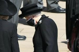 Queen Elizabeth II. vor Beginn der Trauerfeier für Prinz Philip