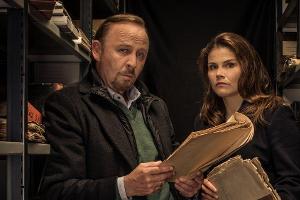 "Stralsund: Das Manifest": Nina Petersen (Katharina Wackernagel) und Karl Hidde (Alexander Held) vermuten, dass brisante Akt...