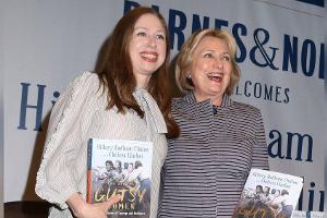 Hillary und Chelsea Clinton: Auftritt bei TV-Konferenz in Cambridge