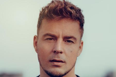 Knappe veröffentlicht am 13. August sein selbstbetiteltes Album. Knappe veröffentlicht am 13. August sein selbstbetiteltes Album.