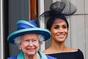 Herzogin Meghan und die Queen auf dem Balkon des Buckingham Palasts.