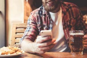 Mit Apps wie "Beer Tasting" können sich Biertrinker detailreich über ihr Getränk informieren.