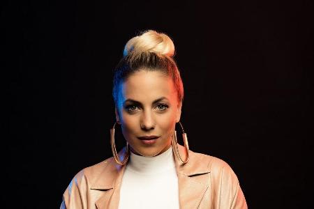 LaFee feiert ihr Comeback. In den 2000er Jahren wurde sie als Schauspielerin und Sängerin bekannt. LaFee feiert ihr Comeback. In den 2000er Jahren wurde sie als Schauspielerin und Sängerin bekannt.