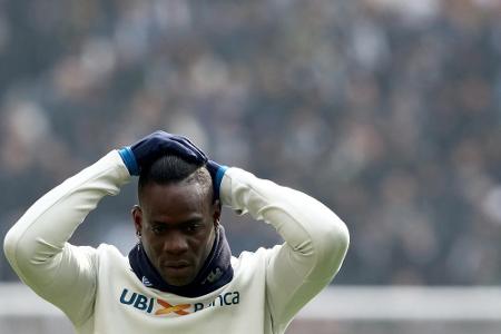 Balotelli sauer über Auswechslung, Coach seines Klubs Adana gefeuert Balotelli sauer über Auswechslung, Coach seines Klubs Adana gefeuert