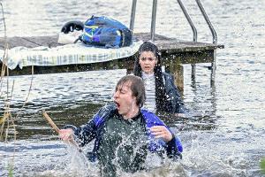"Sturm der Liebe": Beim Versuch eine Hummel zu retten, landen Gerry und Shirin im Wasser.