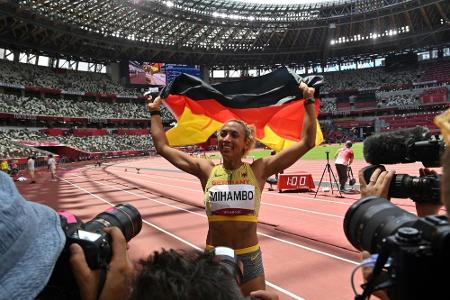 Drechsler feiert Mihambo-Gold mit Champagner: Drechsler feiert Mihambo-Gold mit Champagner:
