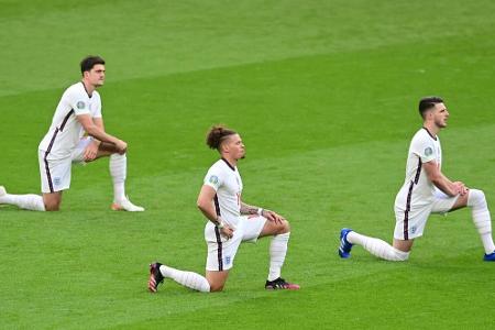Zeichen gegen Rassismus: Englands Teams gehen weiter in die Knie Zeichen gegen Rassismus: Englands Teams gehen weiter in die Knie