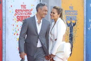 Rita Ora und Taika Waititi Hand in Hand auf dem roten Teppich