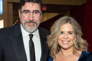 Alfred Molina und Jennifer Lee teilen emotionale Hochzeitsbilder