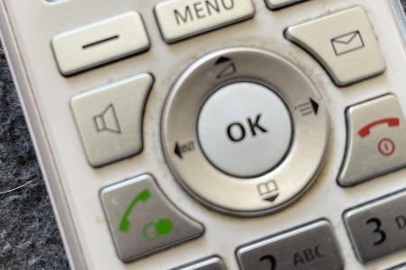 Schalten Sie das Telefon auf Lautsprecher.