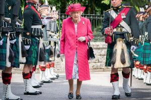 Offizielle Begrüßungszeremonie: Queen startet Sommerurlaub in Balmoral