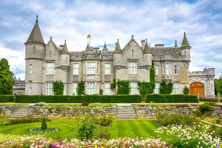 Das Schloss Balmoral dient den britischen Royals als Sommerresidenz. Spaziergänge in der schottischen Landschaft und Jagdaus... Das Schloss Balmoral dient den britischen Royals als Sommerresidenz. Spaziergänge in der schottischen Landschaft und Jagdaus...