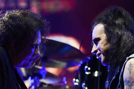 Robert Smith und Simon Gallup (r.) während eines Auftritts. Robert Smith und Simon Gallup (r.) während eines Auftritts.