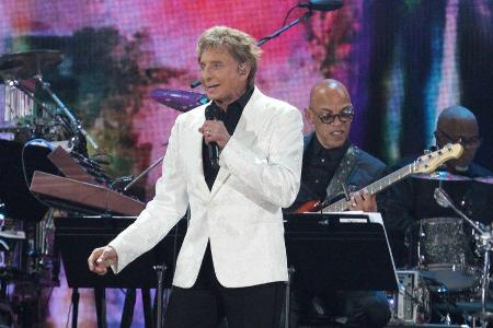 Sänger Barry Manilow konnte seinen Auftritt am Samstagabend nicht beenden. Sänger Barry Manilow konnte seinen Auftritt am Samstagabend nicht beenden.