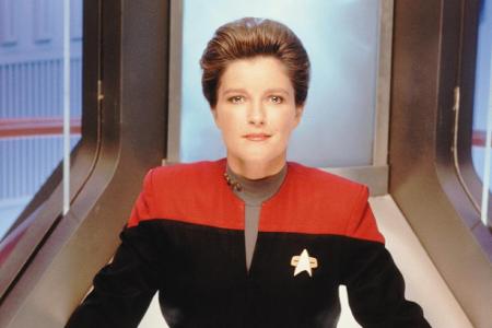 Die erste Frau im Kapitänsstuhl war etwas später Kate Mulgrew (62) als Kathryn Janeway. Von Glück war ihre Mission aber nich...