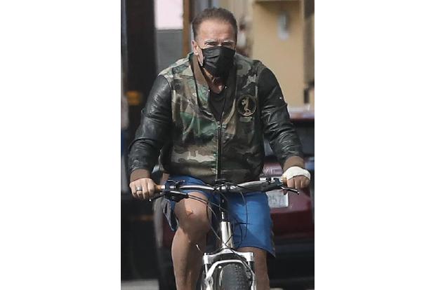 Kürzlich postete Arnold Schwarzenegger stolz ein Video auf Instagram, das zeigte, wie er sich gegen Covid-19 impfen ließ. Er... Kürzlich postete Arnold Schwarzenegger stolz ein Video auf Instagram, das zeigte, wie er sich gegen Covid-19 impfen ließ. Er...