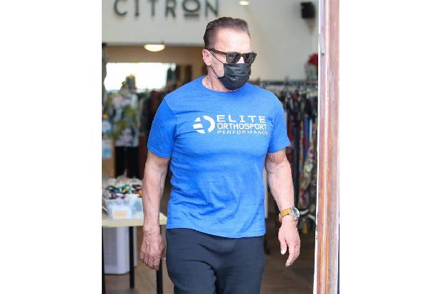 Überraschend ist seine Bereitwilligkeit zur Spritze nicht, schließlich hat Arnie bereits seit langer Zeit zur Vorsicht und E...