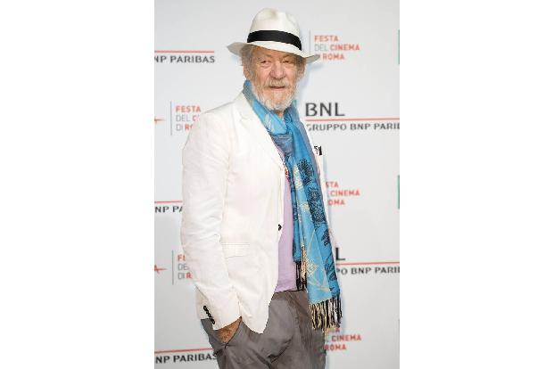 Einer der ersten Stars, der sich impfen ließ, war Ian McKellen. Gandalf aus 'Herr der Ringe' ließ sich in London die Spritze...