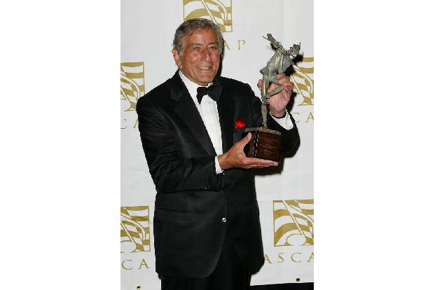 Sänger Tony Bennett, dem jüngeren Publikum durch seine Kollaboration mit Lady Gaga bekannt, zählt bereits stolze 94 Lenze. A...