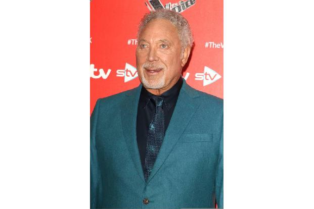 Altstar Tom Jones ist auch bereits geschützt. Er lachte, die Impfung bekommen zu haben, sei eine der wenigen Vorteile, 80 Ja...