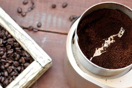 Ein Peeling mit Kaffeesatz bekämpft lästige Cellulite