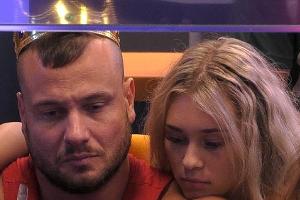 "Promi Big Brother": Payton Ramolla tröstet Eric Sindermann.