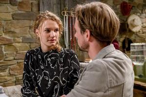 "Sturm der Liebe": Maja zögert, Hannes' großzügiges Angebot, ihre Pferde an den Fürstenhof zu holen, anzunehmen.