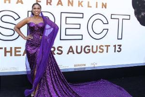 Wow-Auftritt! Jennifer Hudson im lila Paillettenkleid