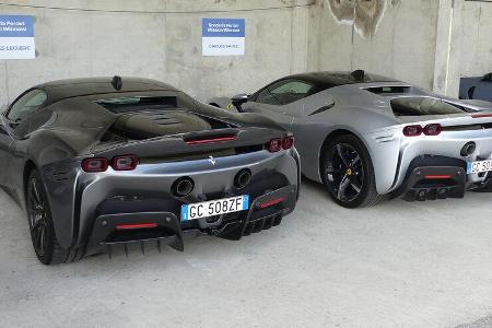 Ferrari SF90 Stradale - Charles Leclerc - Carlos Sainz - Formel 1 - Fahrerautos - GP Ungarn 2021 Ferrari SF90 Stradale - Charles Leclerc - Carlos Sainz - Formel 1 - Fahrerautos - GP Ungarn 2021