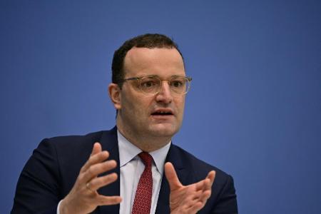 Vollere Stadien: Spahn macht der Bundesliga Hoffnung Vollere Stadien: Spahn macht der Bundesliga Hoffnung