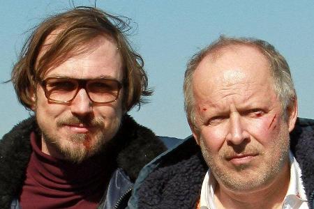 Lars Eidinger (l.) und Axel Milberg treffen im Lars Eidinger (l.) und Axel Milberg treffen im