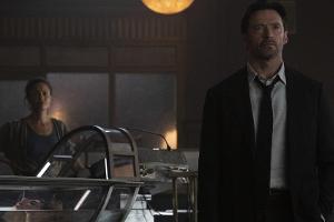 Watts (l., Thandiwe Newton) und Nick Bannister (Hugh Jackman) verdienen sich in "Reminiscence" ihren Lebensunterhalt damit, ...