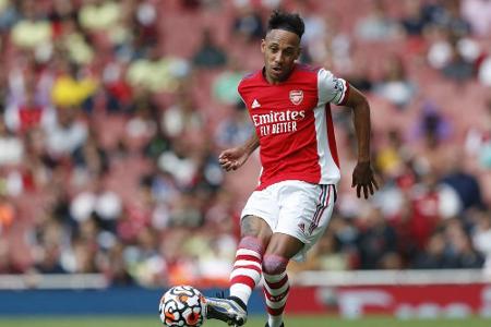 Arsenals Aubameyang mit Pokal-Gala Arsenals Aubameyang mit Pokal-Gala